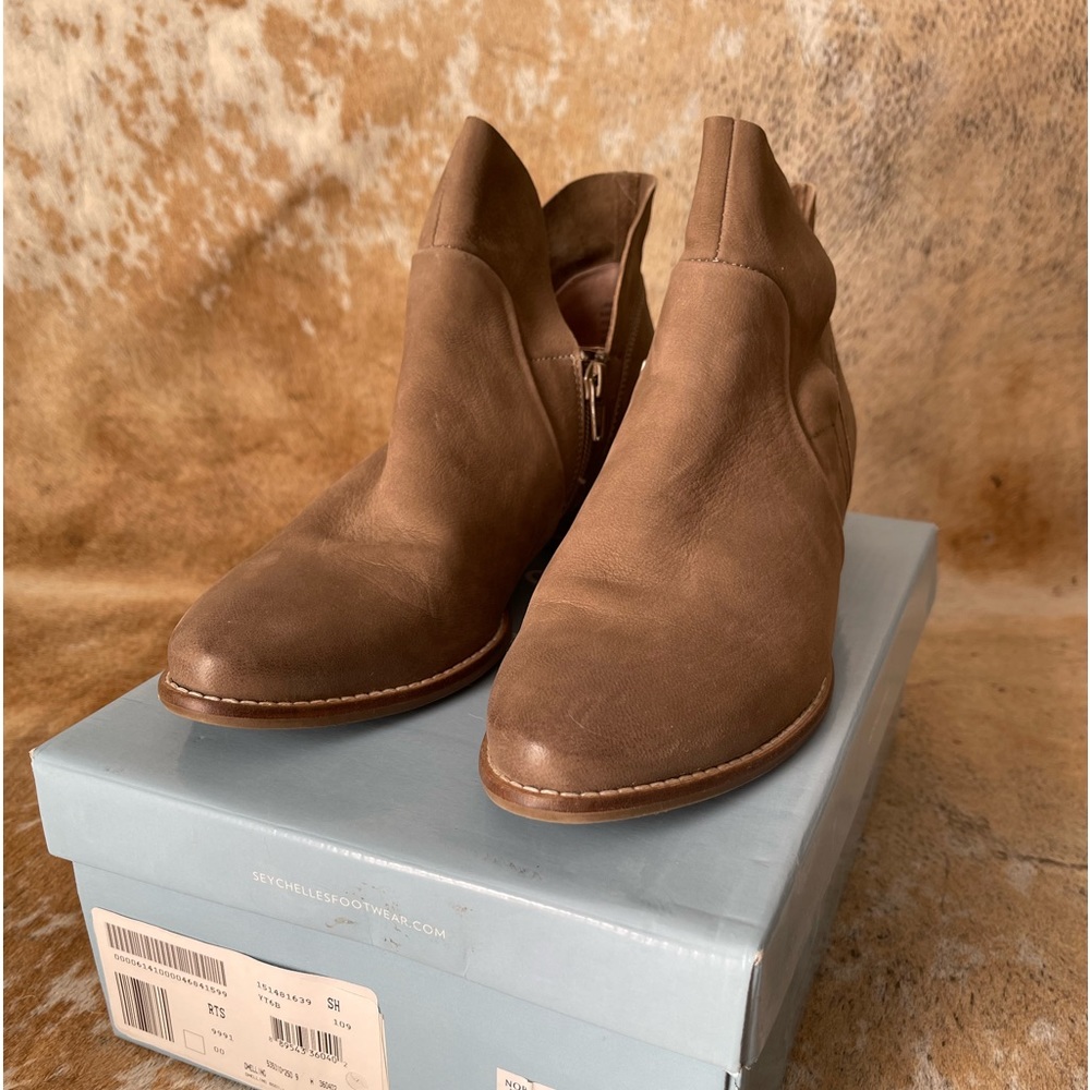 Sheychelles Dwelling suede booties 9 new